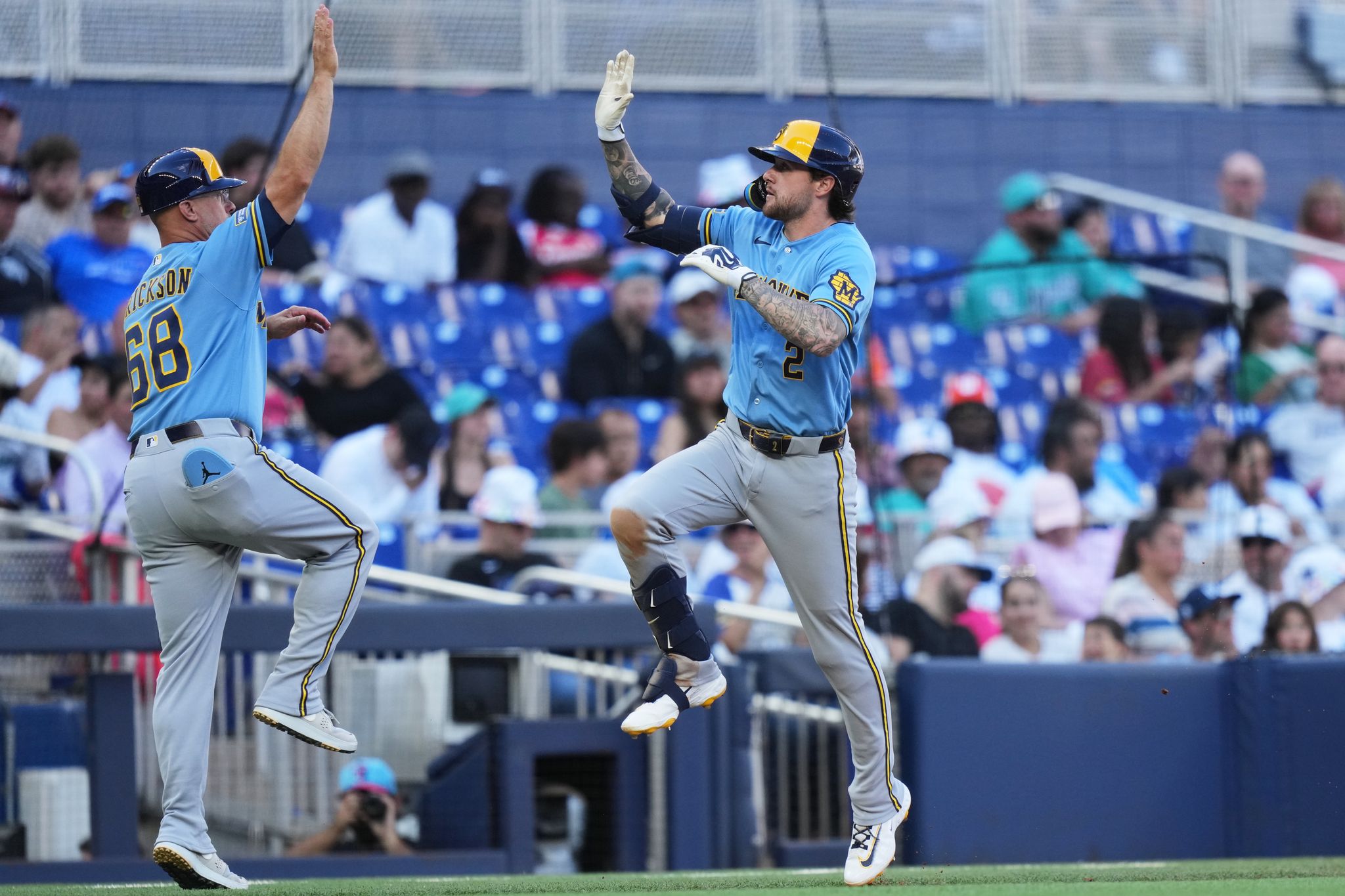 Turang hits 2-run homer and stretches on-base streak to 18 games