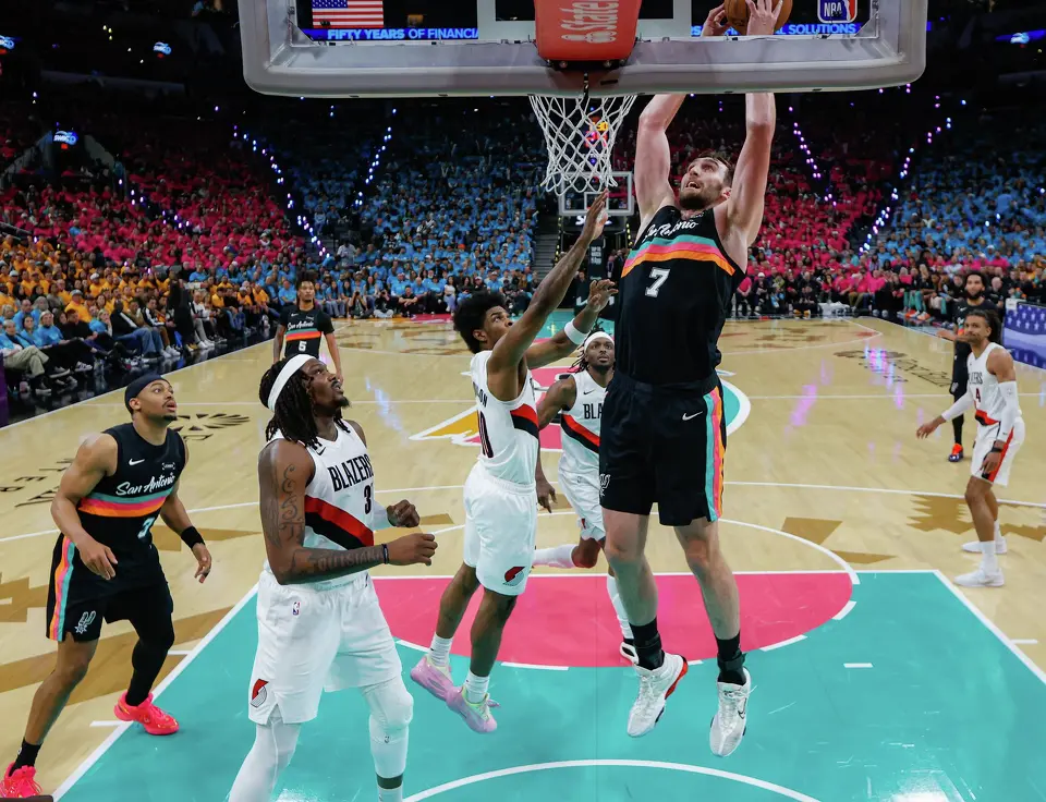 San Antonio Spurs center Luke Kornet (7) dunks during the second half of Game 1 of a first-round NBA playoff series against the Portland Trail Blazers at Frost Bank Center, Sunday, April 19, 2026, in San Antonio. The Spurs won 111-98.