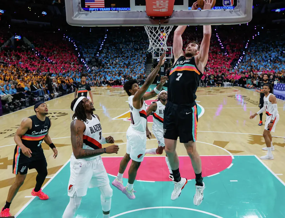 San Antonio Spurs center Luke Kornet (7) dunks during the second half of Game 1 of a first-round NBA playoff series against the Portland Trail Blazers at Frost Bank Center, Sunday, April 19, 2026, in San Antonio. The Spurs won 111-98.