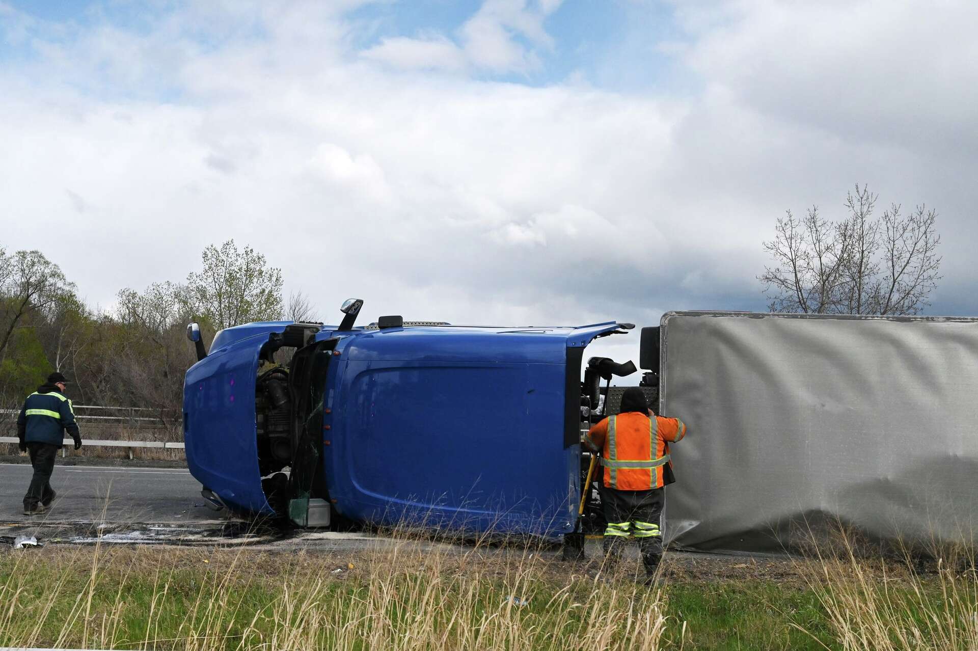 Overturned tractor-trailer snarls 87N traffic near Exit 1W in Guilderl