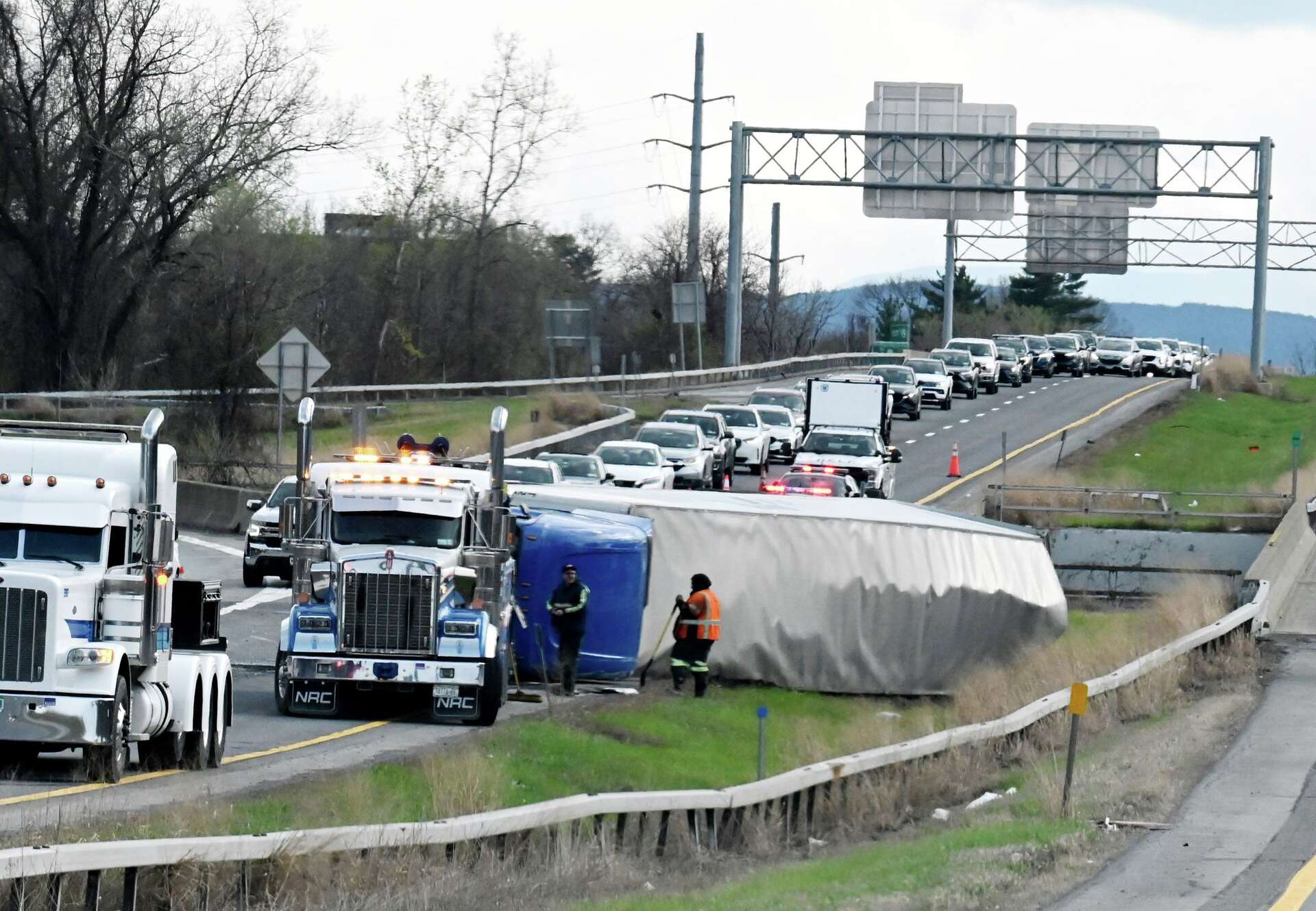 Overturned tractor-trailer snarls 87N traffic near Exit 1W in Guilderl