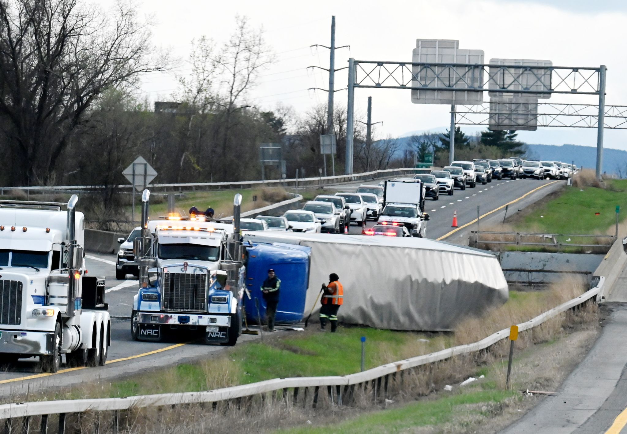 Overturned tractor-trailer snarls 87N traffic near Exit 1W in Guilderl