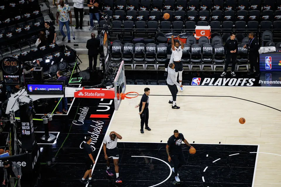 San Antonio Spurs forward Harrison Barnes (40) warms up on the court before Game 2 of a first-round NBA playoff series between the San Antonio Spurs and the Portland Trail Blazers at Frost Bank Center in San Antonio, Tuesday, April 21, 2026.