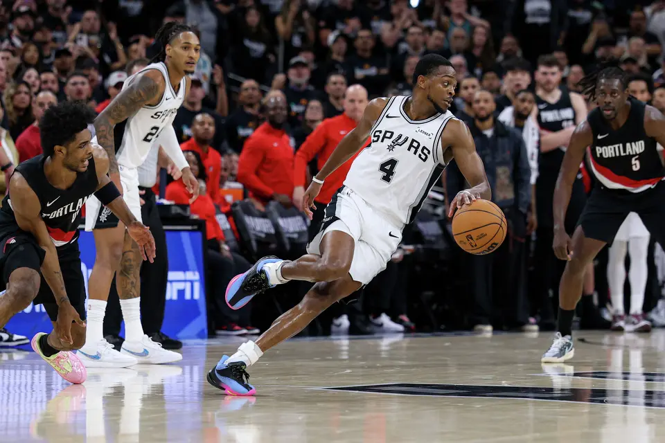 San Antonio Spurs guard De'aaron Fox (4) drives towards the basket during the second half of Game 2 of a first-round NBA playoff series at Frost Bank Center in San Antonio, Tuesday, April 21, 2026. The Spurs fell 106-103, evening the series at 1-1.