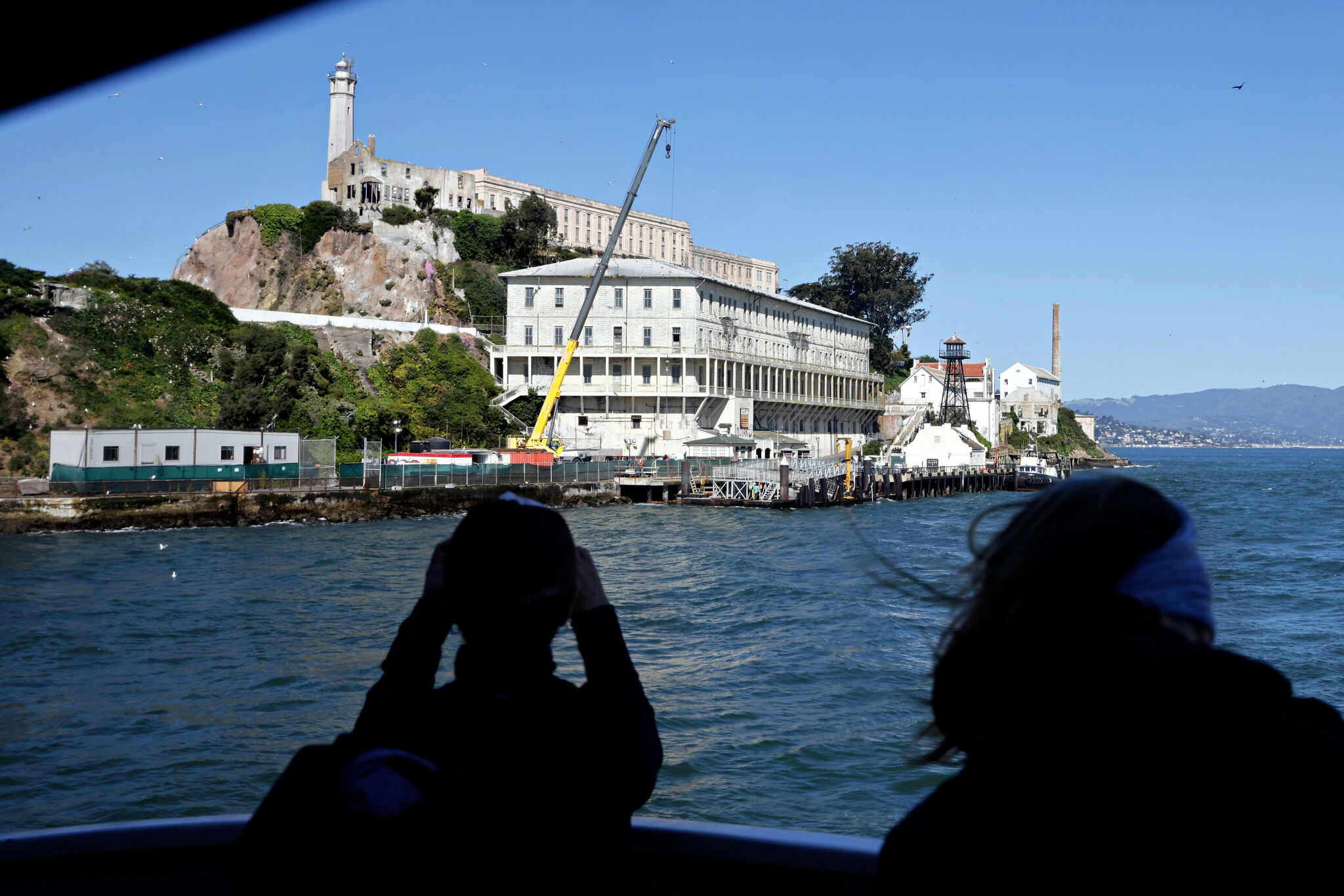 1 dead, 1 missing after boat carrying 19 explodes near Alcatraz