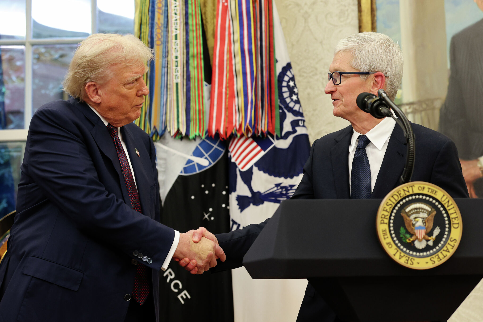 Trump praises Tim Cook, recounts phone call to ‘kiss my ass’