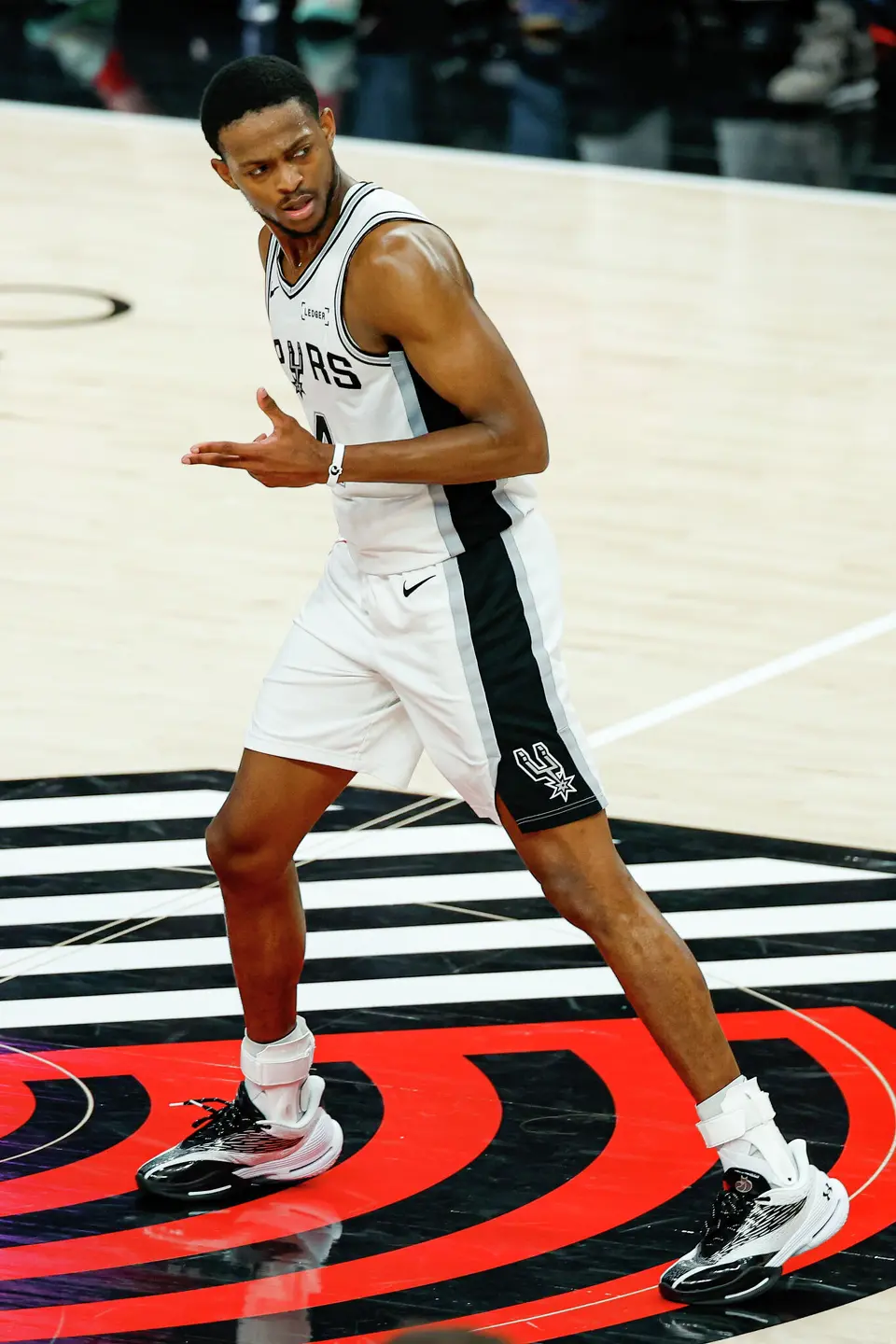 San Antonio Spurs guard De'aaron Fox (4) signals after making a shot against the Portland Trail Blazers during the fourth quarter of Game 4 of a first-round NBA playoff series at Moda Center on Sunday, April 26, 2026. The Spurs won 114-93, leading the series 3-1.