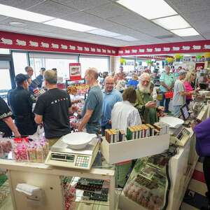Lammes Candies draws crowds as Austin icon winds down after 141 years: See photos