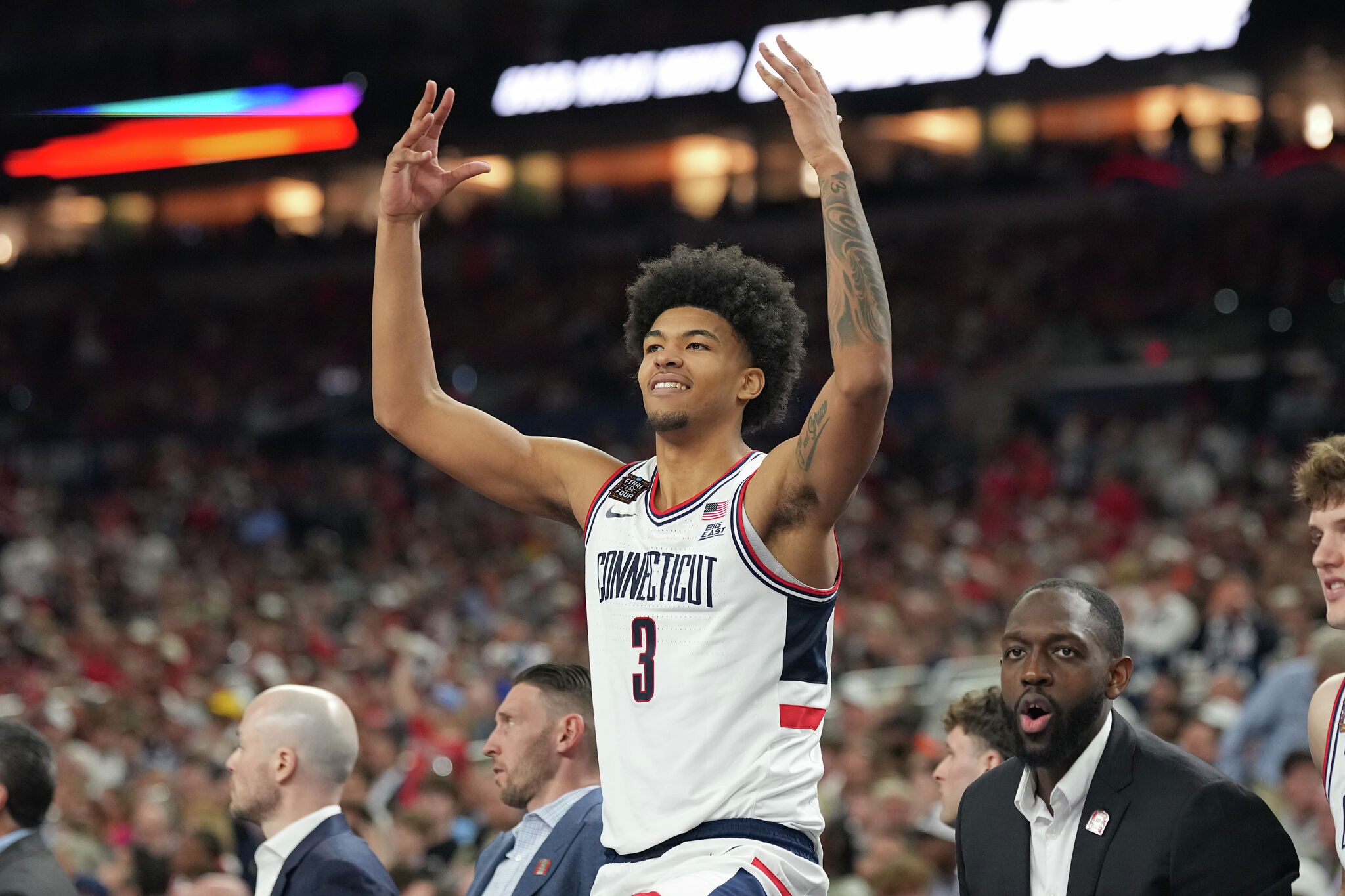 Αναφορά: Η μεταγραφή UConn Jaylin Stewart δεσμεύεται στο SMU