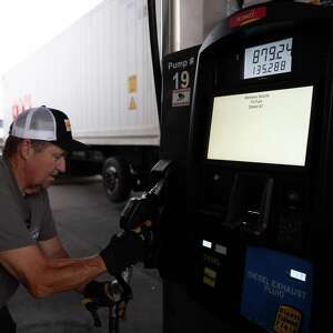 Sube levemente confianza del consumidor en EEUU pese al alza de la gasolina