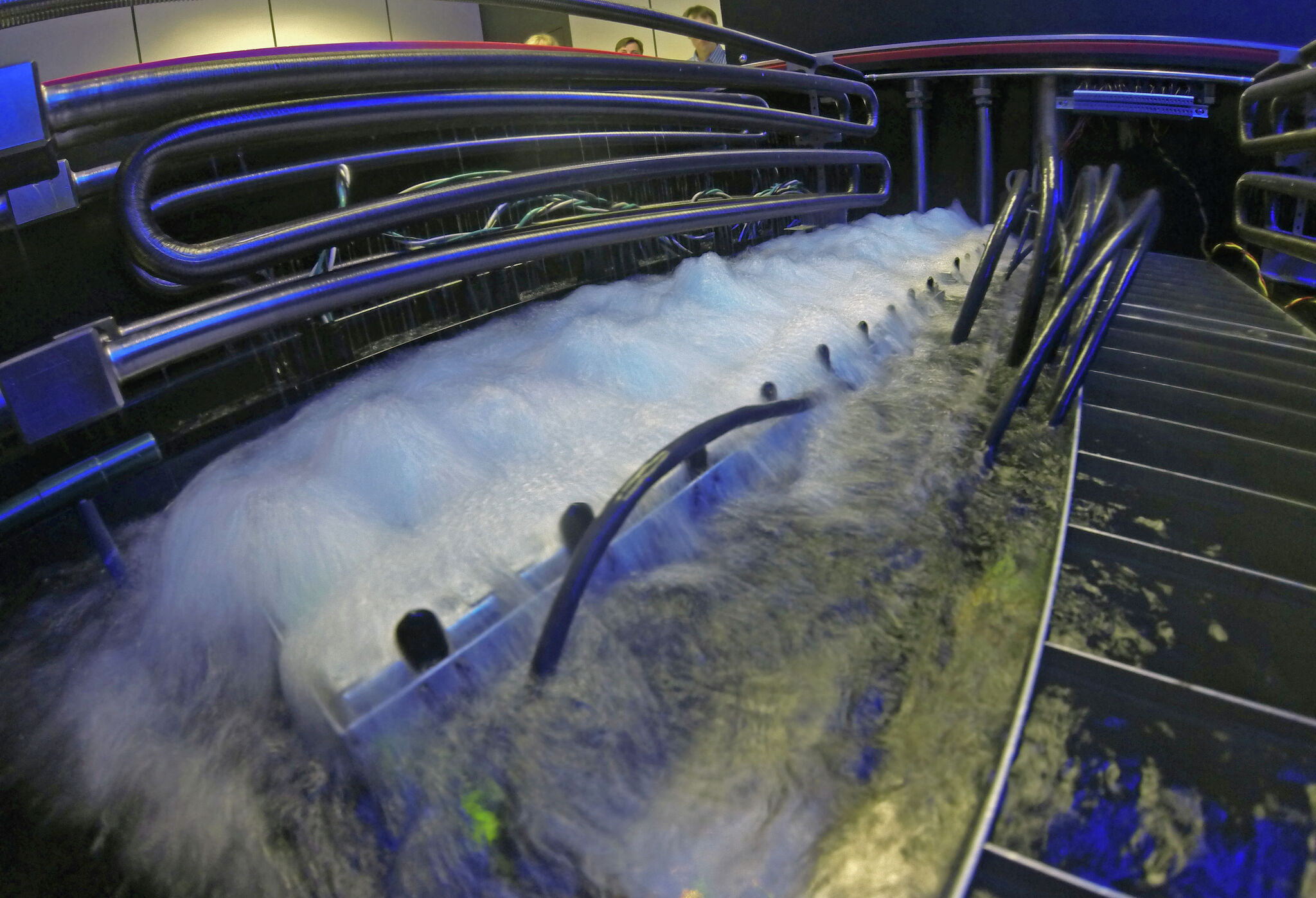 Can dunking electronics in fluid cut data centers’ power use?