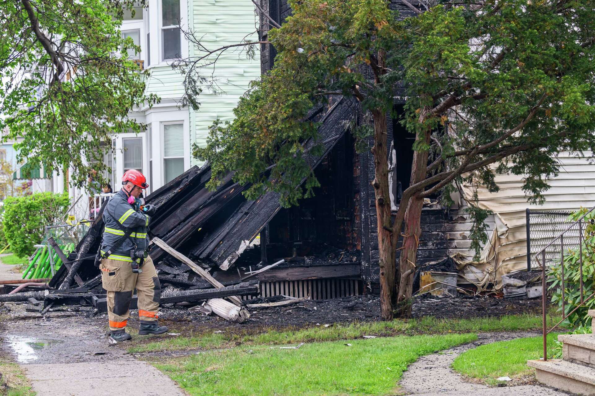 1 dead, 5 injured in house fire on Fifth Avenue in Troy