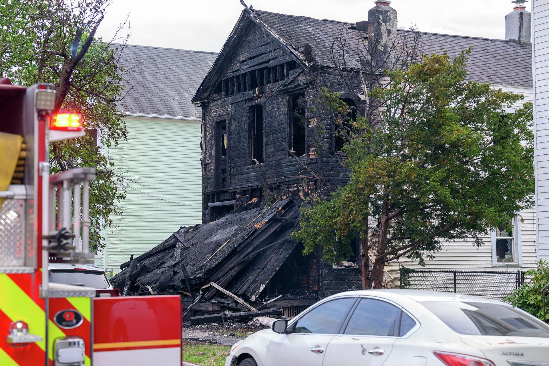 1 dead, 5 injured in house fire on Fifth Avenue in Troy
