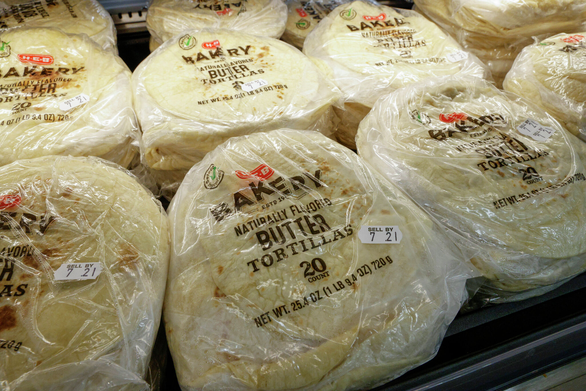 Neugeborenes Baby aus Texas in HEB-Mehltortilla-Decke gewickelt