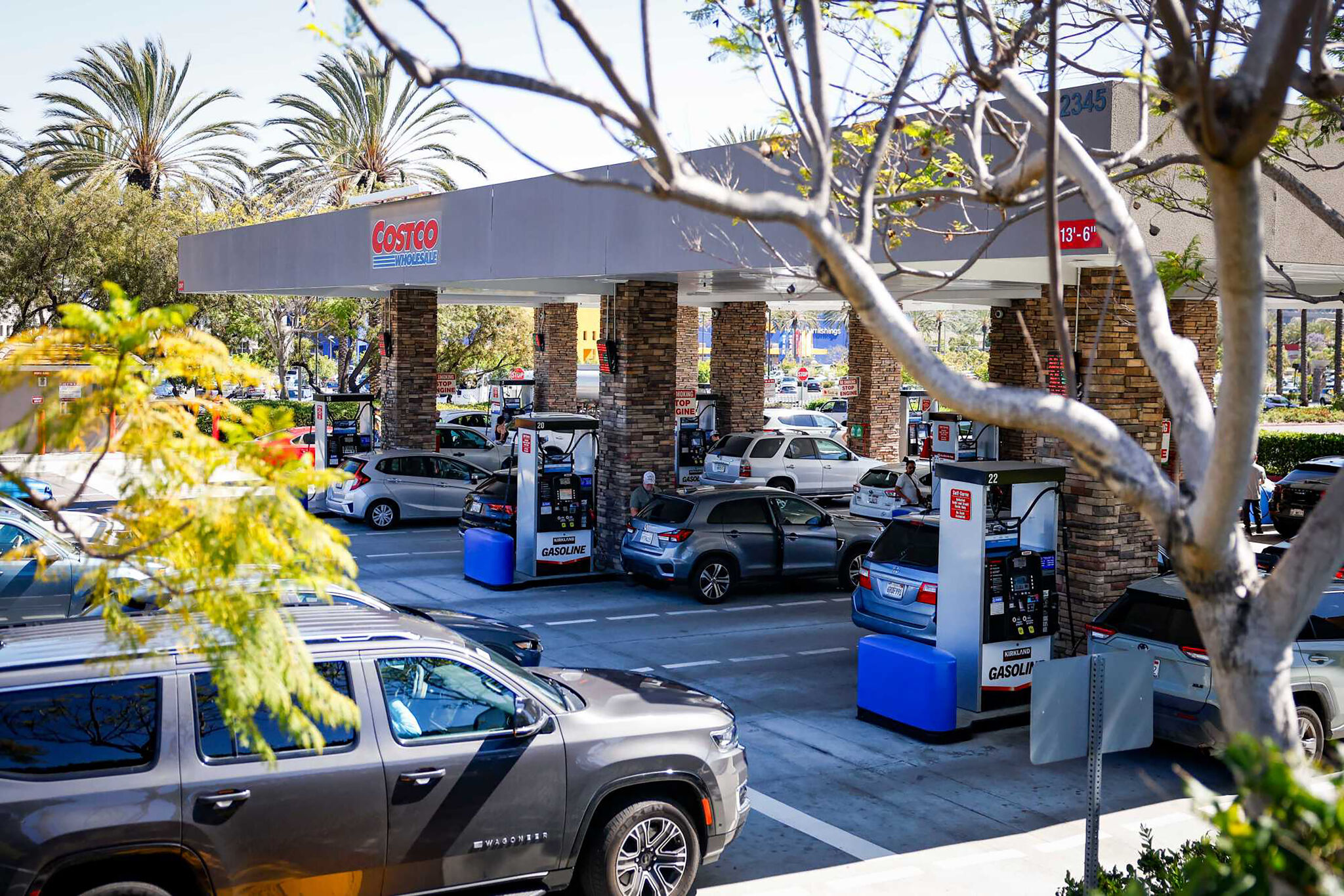 sfchronicle.com - Jessica Roy - Does Costco really have the cheapest gas? Here's when it's worth the trip