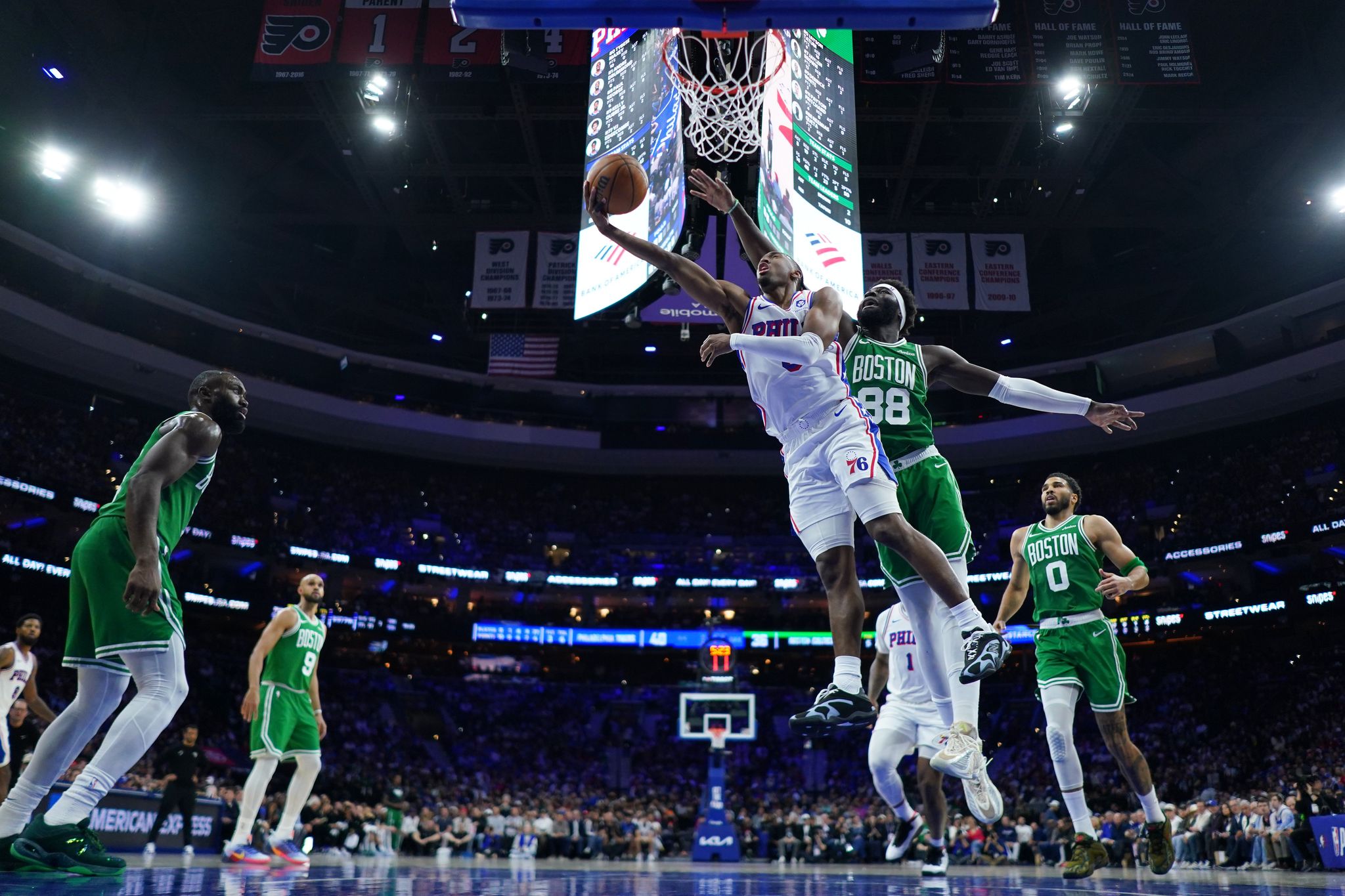 Tyrese Maxey impulsa victoria 106-93 de los 76ers ante Celtics y habrá ...