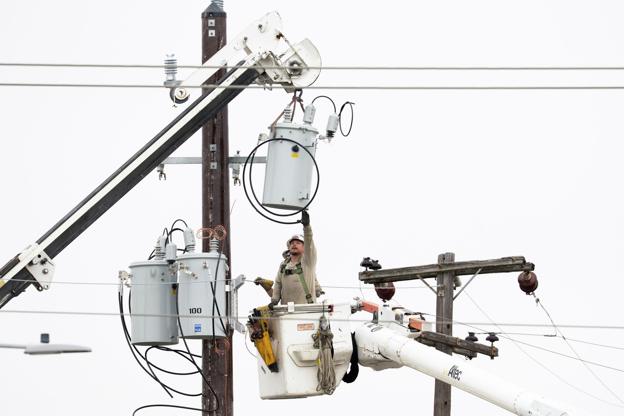 Houston-area power outages fall to 3K customers; 76K affected since midnight