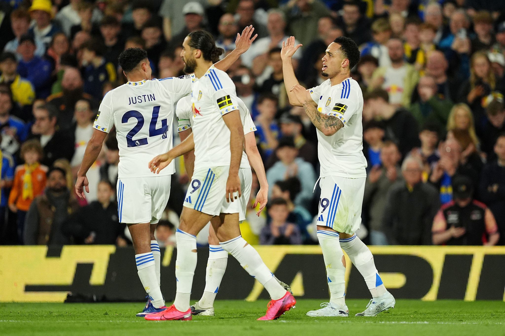Leeds da gran paso hacia la permanencia en la Premier con triunfo ante ...