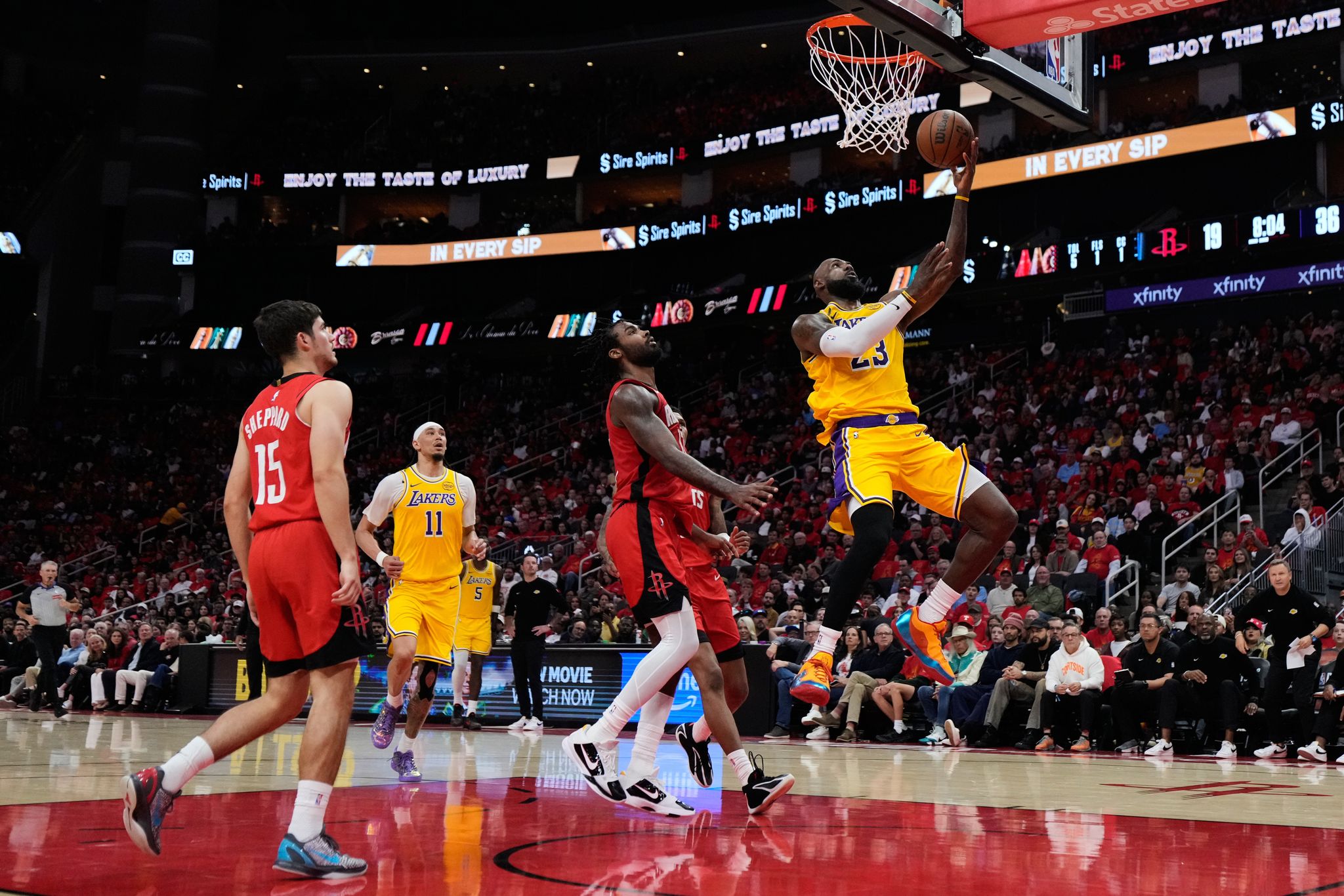 LeBron James lidera la paliza 98-78 y los Lakers eliminan a los Rockets