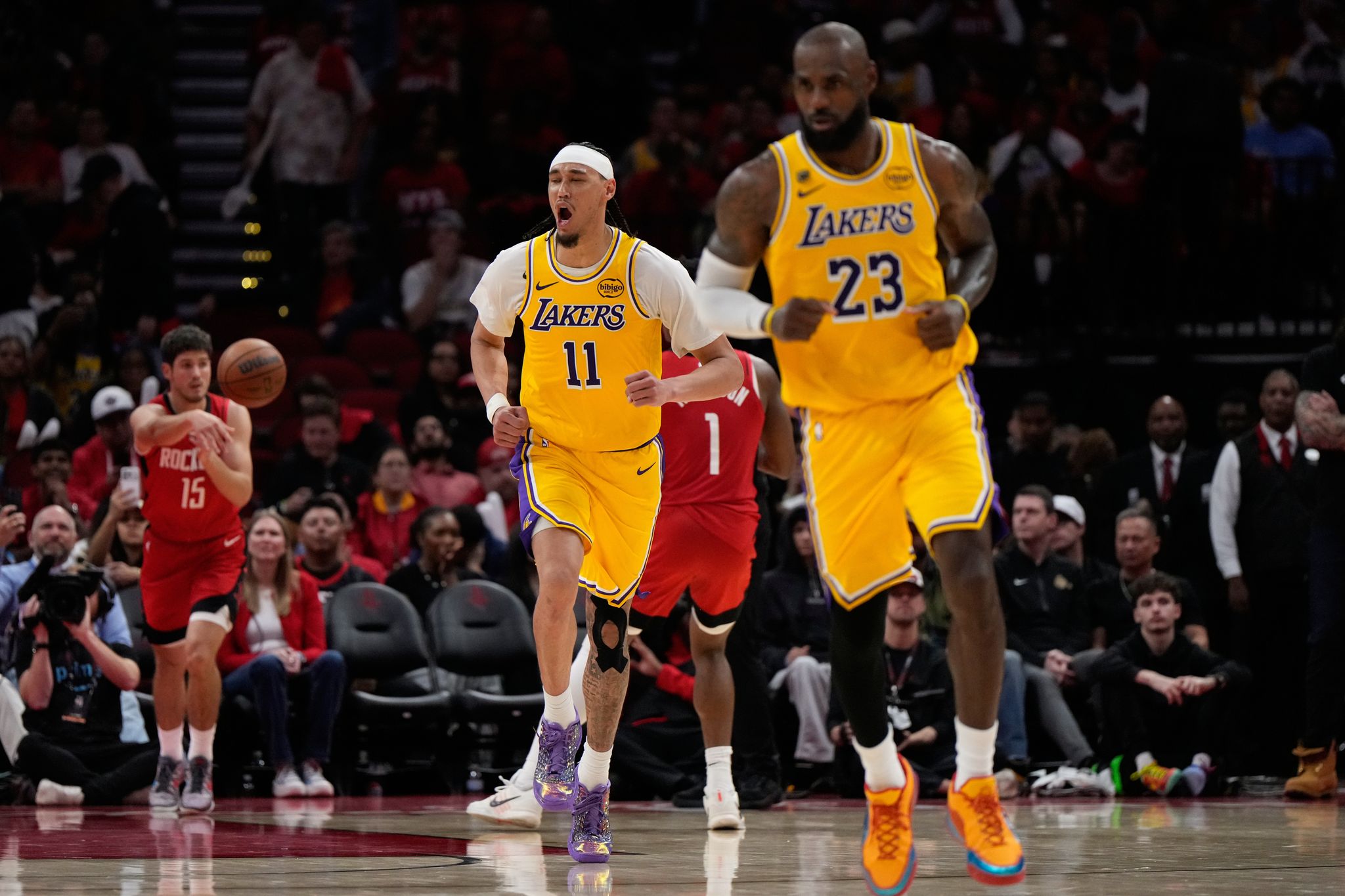LeBron James lidera a unos Lakers diezmados y elimina a los Rockets en ...