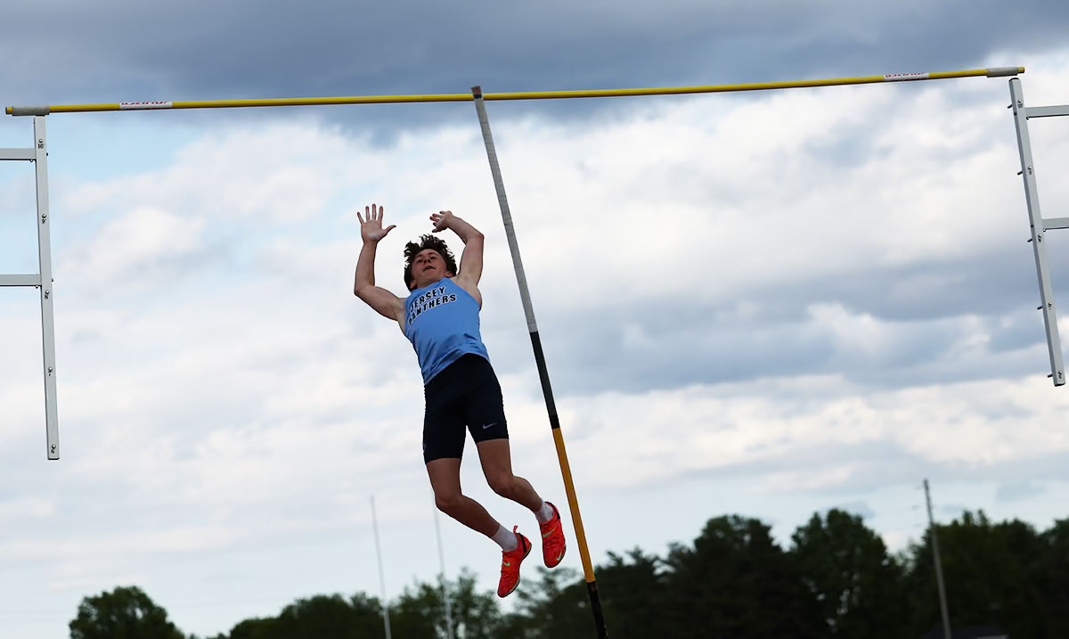 Bar Bouncer: Jersey's Colby Goetten breaks 49-year-old school record in pole vault