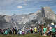 Kerumunan orang berkumpul di ujung jalan setapak Glacier Point di Taman Nasional Yosemite. Lembah Yosemite kehabisan tempat parkir sebelum jam 11.00 Sabtu, 2 Mei 2026, beberapa minggu sebelum kesibukan musim panas biasanya mendatangkan pengunjung paling banyak di taman ini.