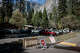 Tempat parkir penuh di pusat penyambutan di Taman Nasional Yosemite. Lembah Yosemite kehabisan tempat parkir sebelum jam 11.00 Sabtu, 2 Mei 2026, beberapa minggu sebelum kesibukan musim panas biasanya mendatangkan pengunjung paling banyak di taman ini.