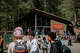 Kerumunan orang di pusat penyambutan di Taman Nasional Yosemite. Lembah Yosemite kehabisan tempat parkir sebelum jam 11.00 Sabtu, 2 Mei 2026, beberapa minggu sebelum kesibukan musim panas biasanya mendatangkan pengunjung paling banyak di taman ini.