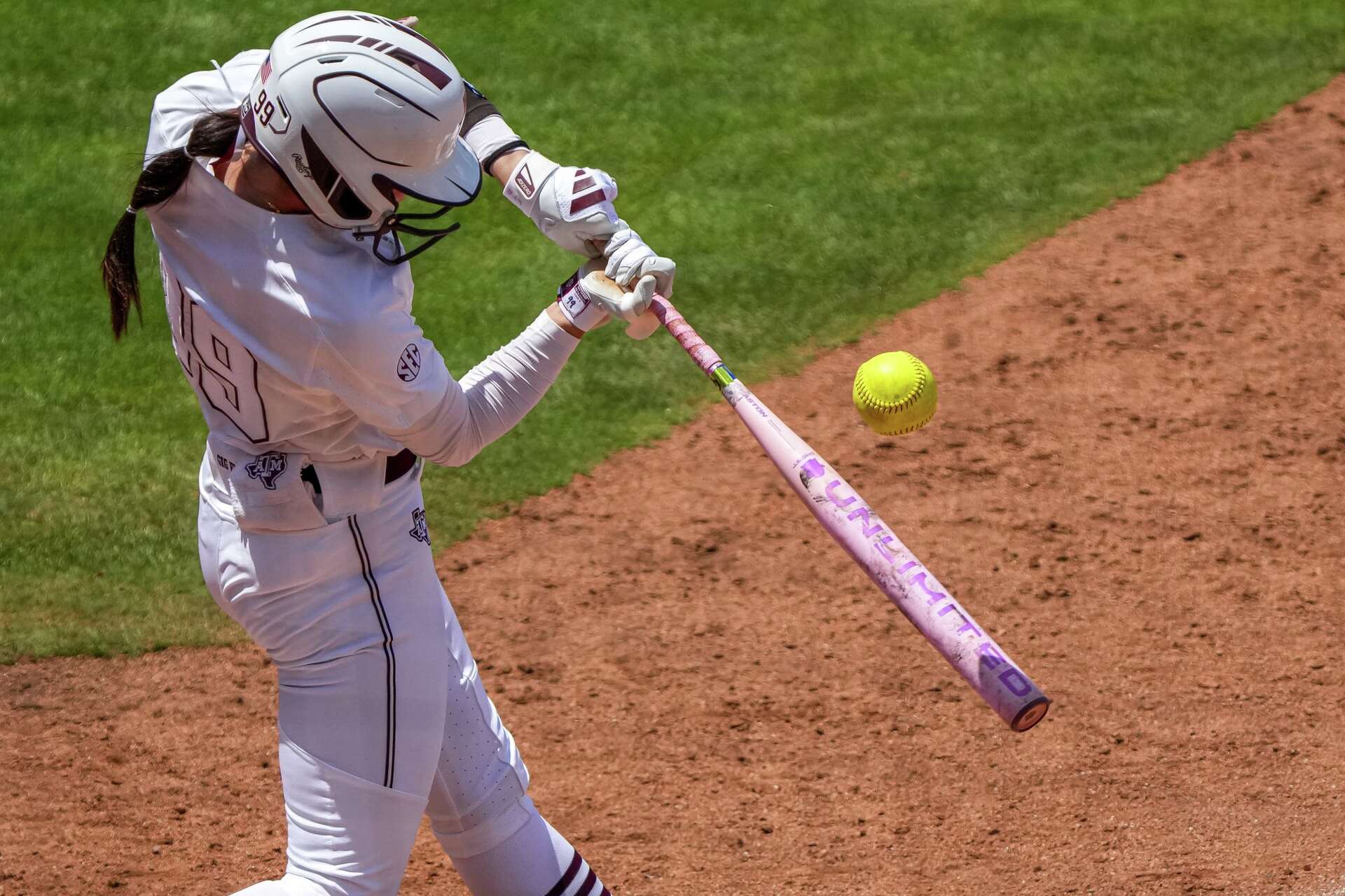NCAA softball tournament scores: Texas A&M Aggies beat UConn 17-3