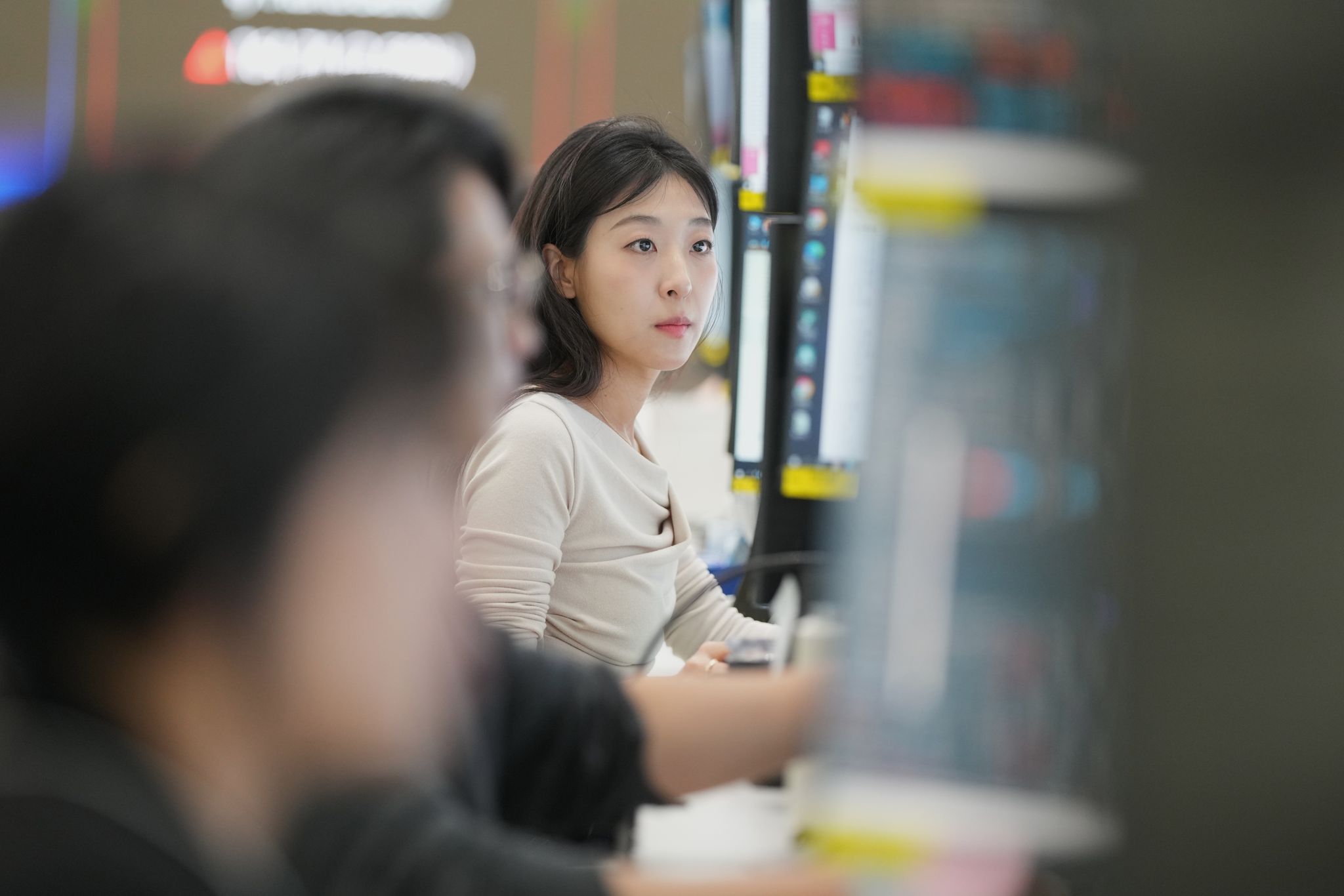 Global Markets Navigate Volatility: Tech Surge and Oil Rebound Amid Geopolitical Tensions