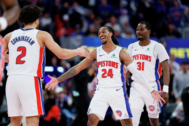 Knicks crush the 76ers to start the second round and keep up a historic ...