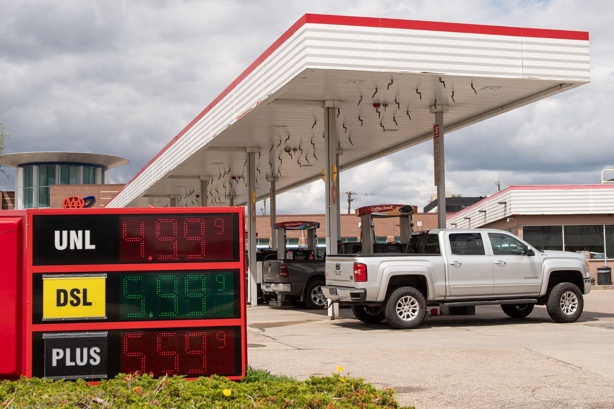 Michigan gas prices jump, near $5 a gallon statewide