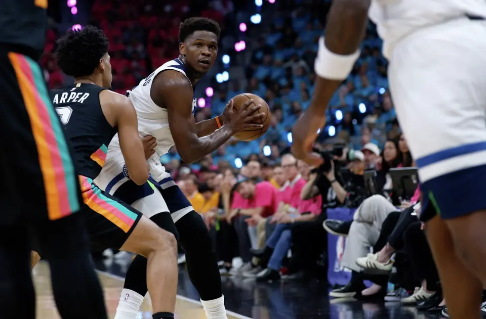 Minnesota Timberwolves Anthony Edwards entered the game in the 1st quarter against the San Antonio Spurs on Monday, nine days after a left knee ingury.