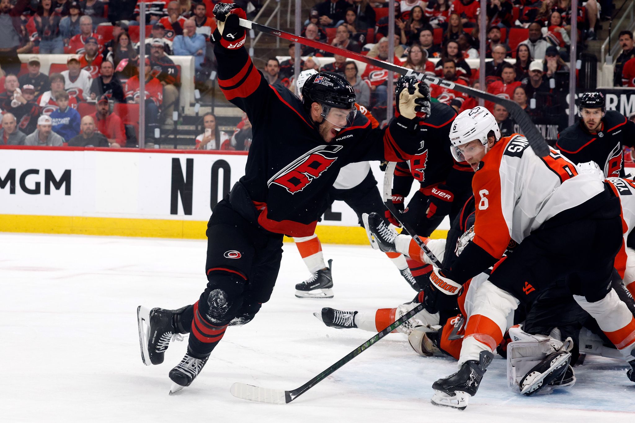 Hall's OT score helps Hurricanes top Flyers 3-2 to take 2-0 lead in 2nd ...