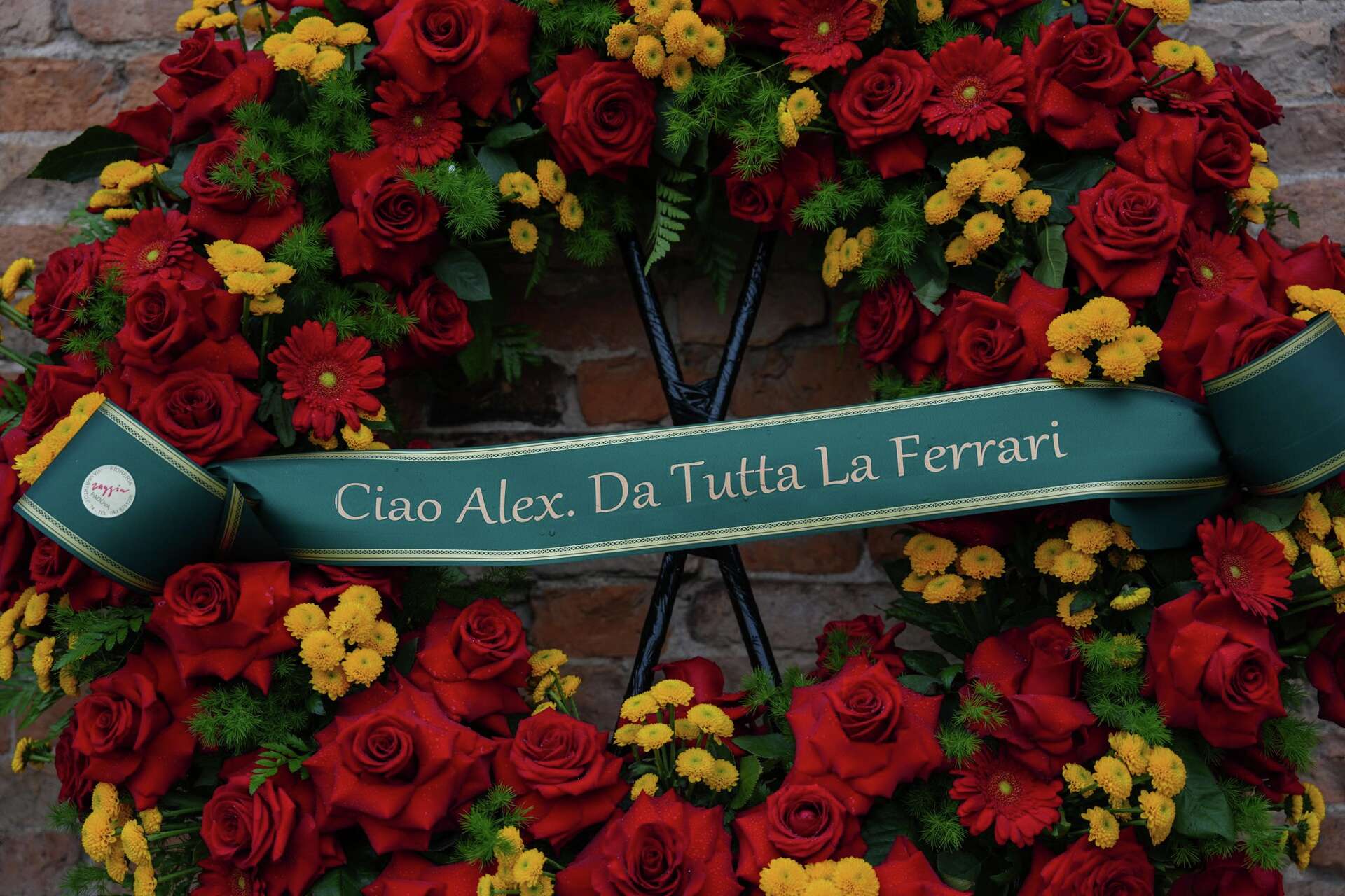 Fúnebre 葬儀 Thousands at funeral for Italian auto champ and Paralympic gold