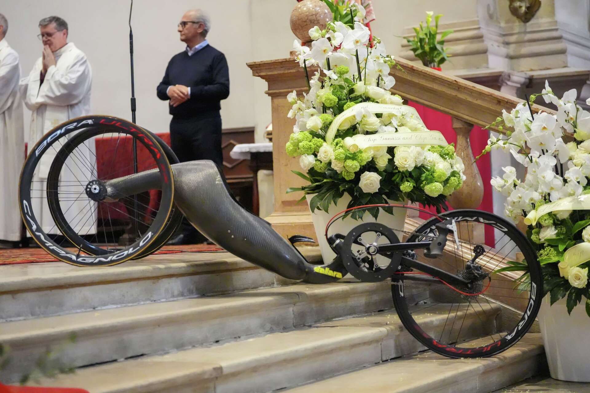 Fúnebre 葬儀 Thousands at funeral for Italian auto champ and Paralympic gold