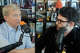 El candidato a gobernador de California, Tom Steyer, conversa con Hasan Piker en su programa en abril de 2026.
