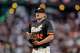 El abridor de los Gigantes, Logan Webb, respira profundamente durante su apertura más reciente, contra los Padres. Un problema de rodilla que lo envió a la lista de lesionados el sábado pudo haber sido un factor en el juego, en el que permitió seis carreras en cuatro entradas.
