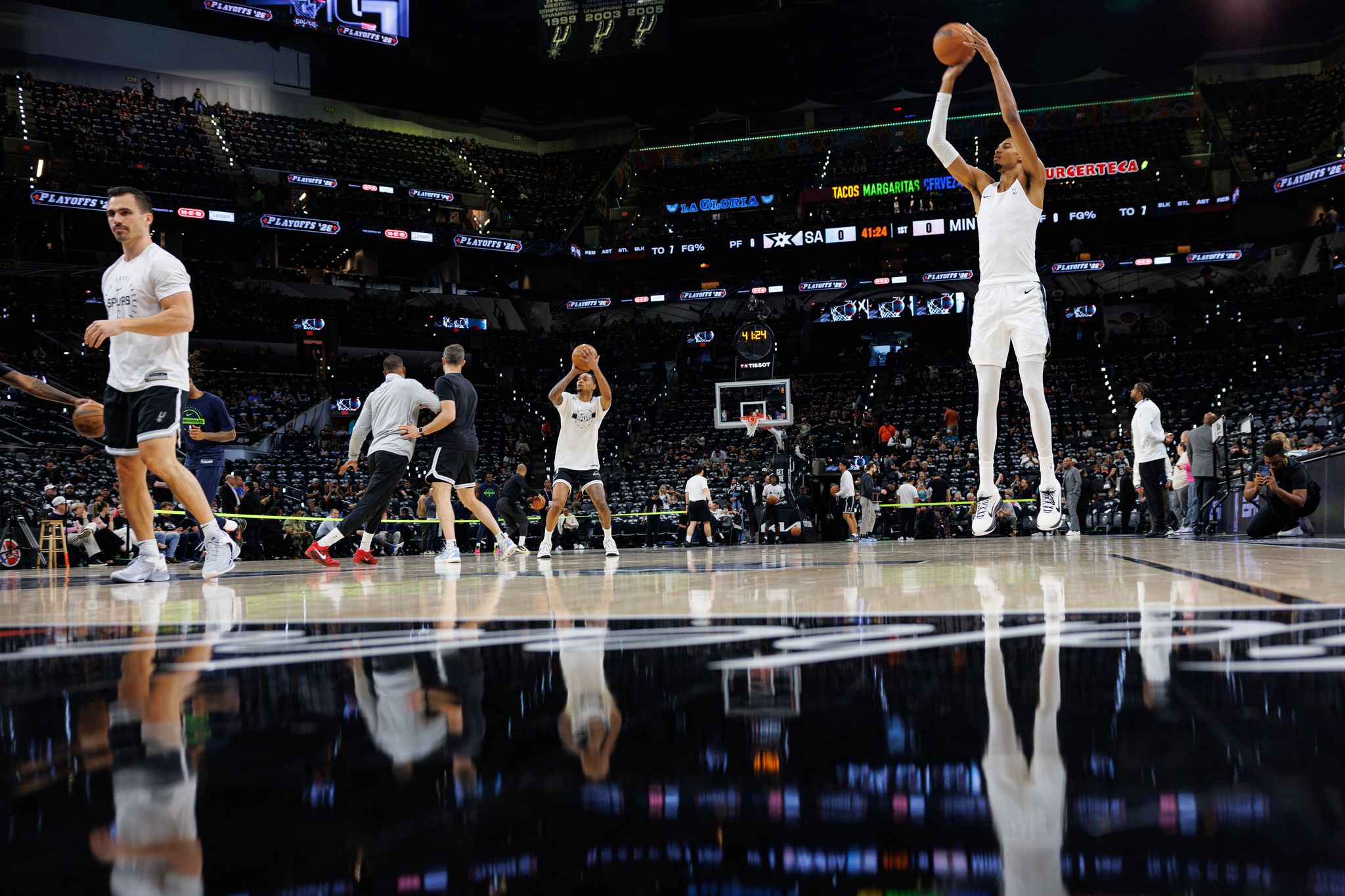 Sehen Sie Fotos vom deutlichen Sieg der Spurs gegen die Timberwolves im ...