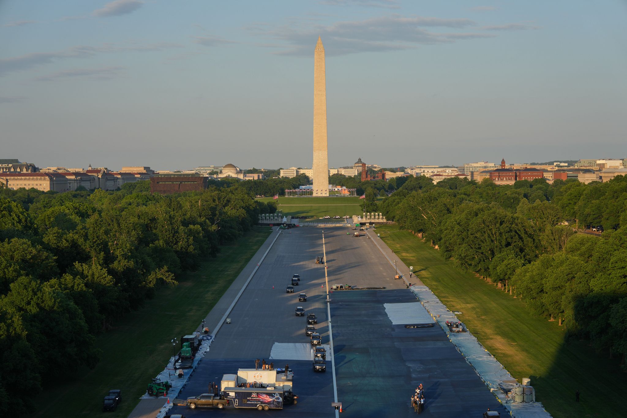 Trump drives across Lincoln Memorial Reflecting Pool to inspect new ...