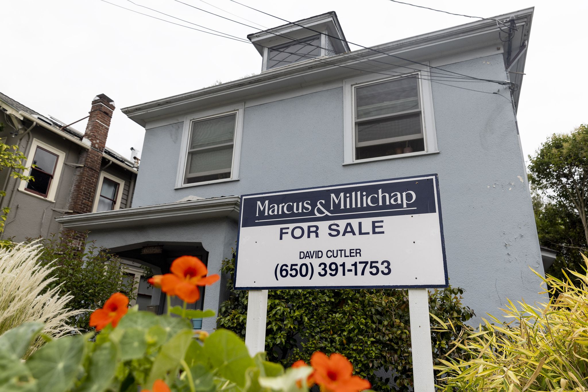Oakland home values continue to fall