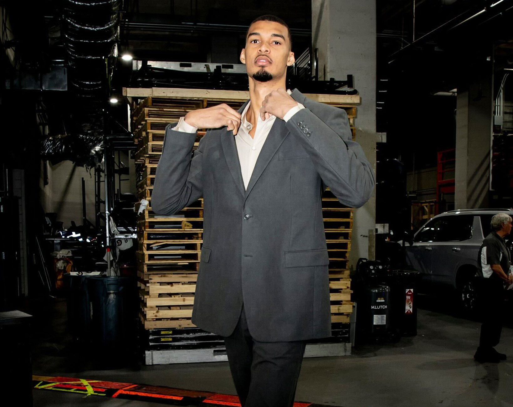 Spurs tunnel fashion shines before Game 3 vs. Timberwolves