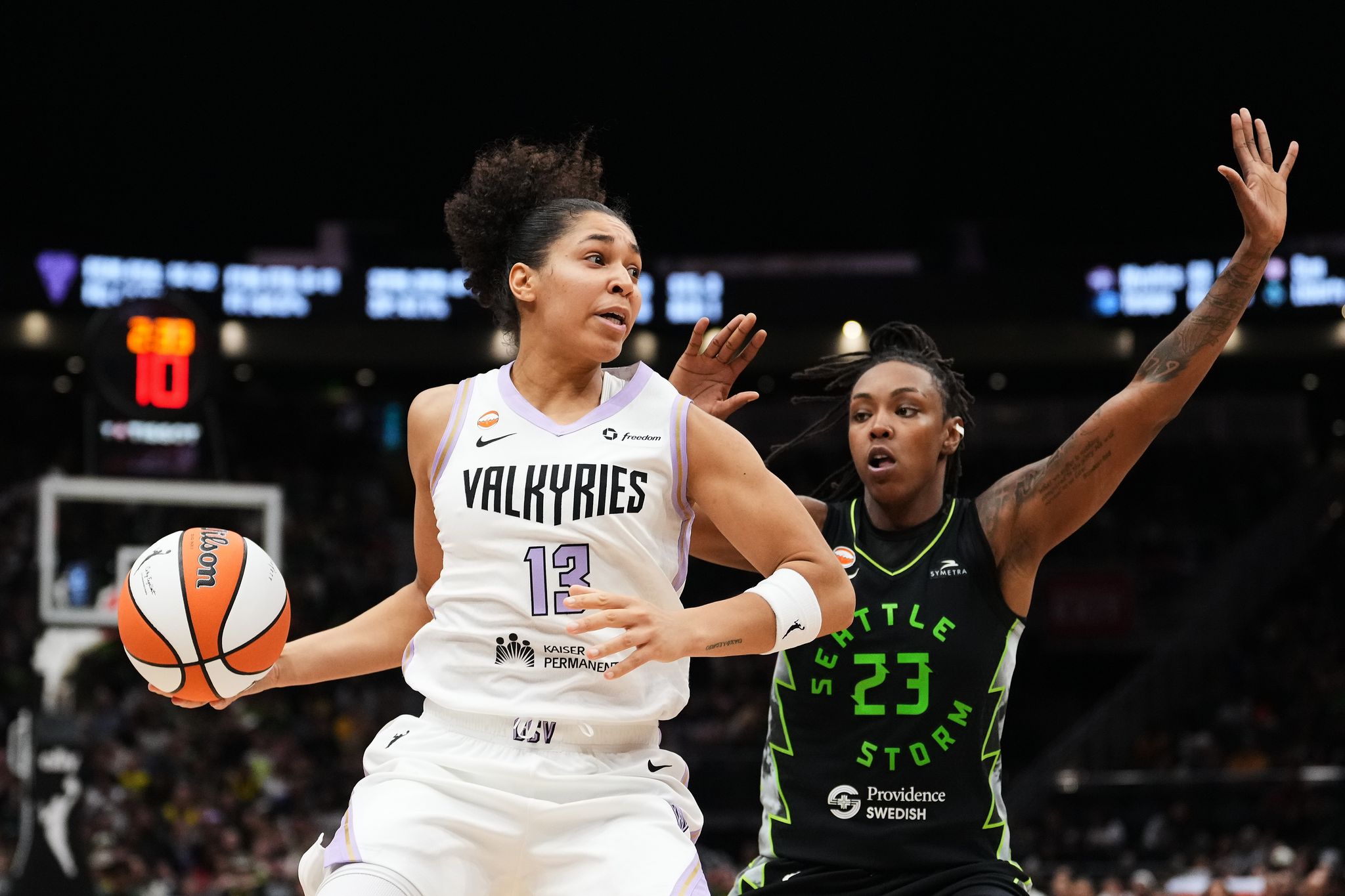 Janelle Salaun's 20 points, 5 3-pointers lead the Valkyries past