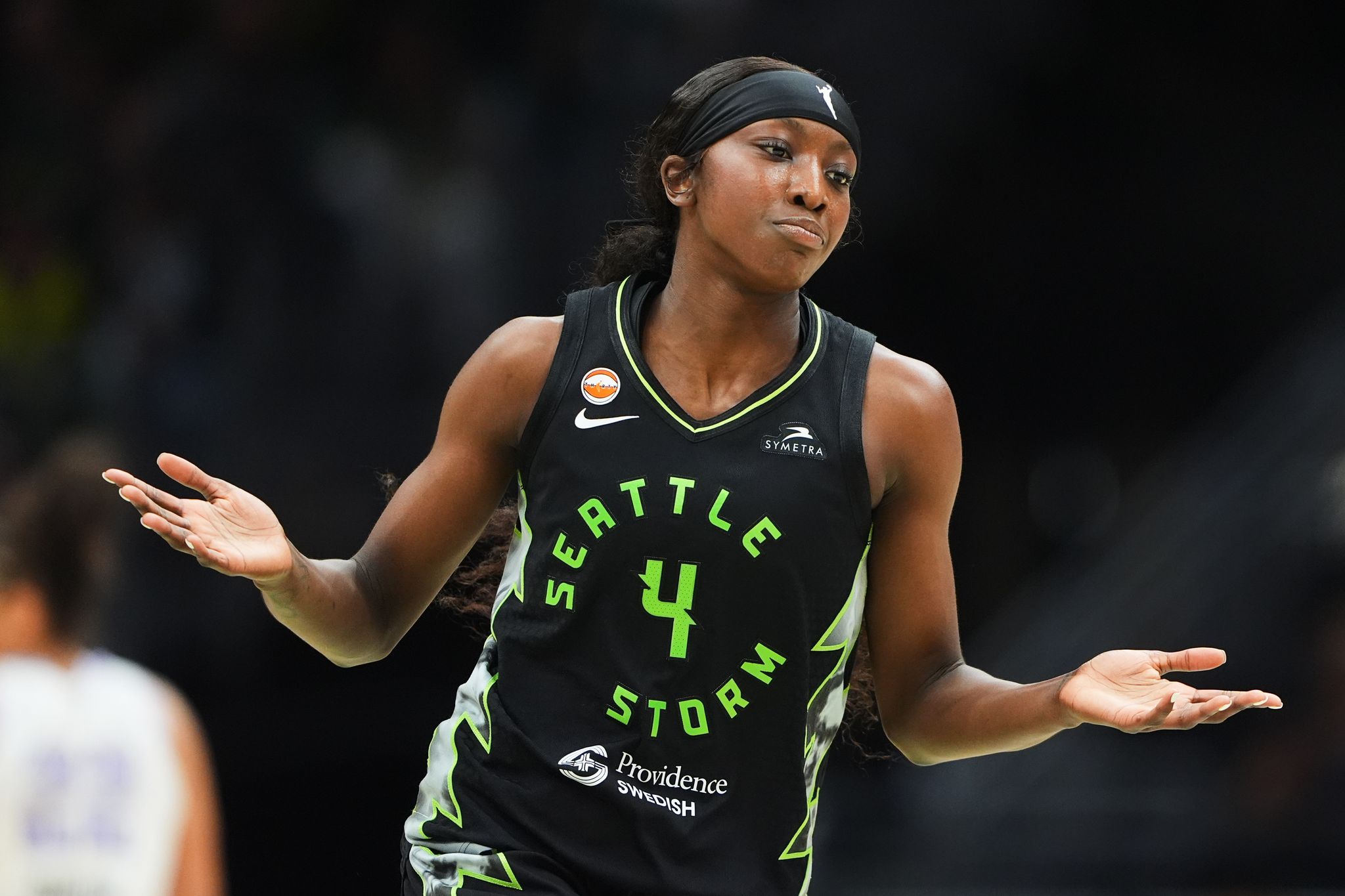 Janelle Salaun's 20 points, 5 3-pointers lead the Valkyries past