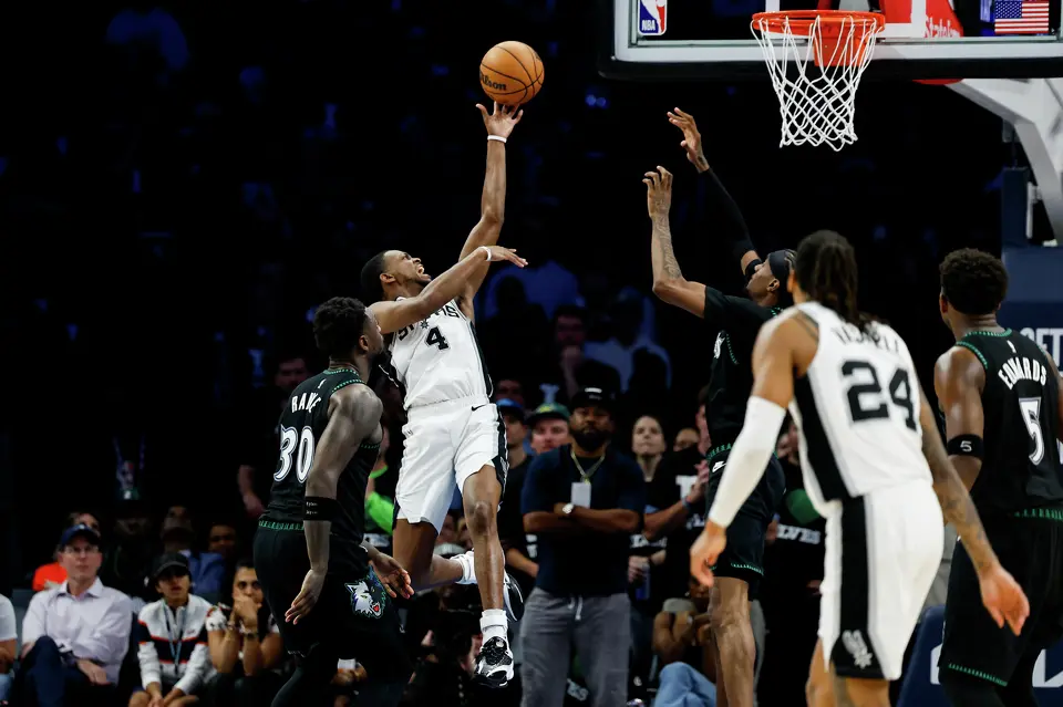 San Antonio Spurs guard De'aaron Fox (4) goes up for a shot during the second half of Game 3 of the Western Conference semifinals at Target Center in Minneapolis, Friday, May 8, 2026. The Spurs defeated the Timberwolves 115-108, leading the series 2-1.