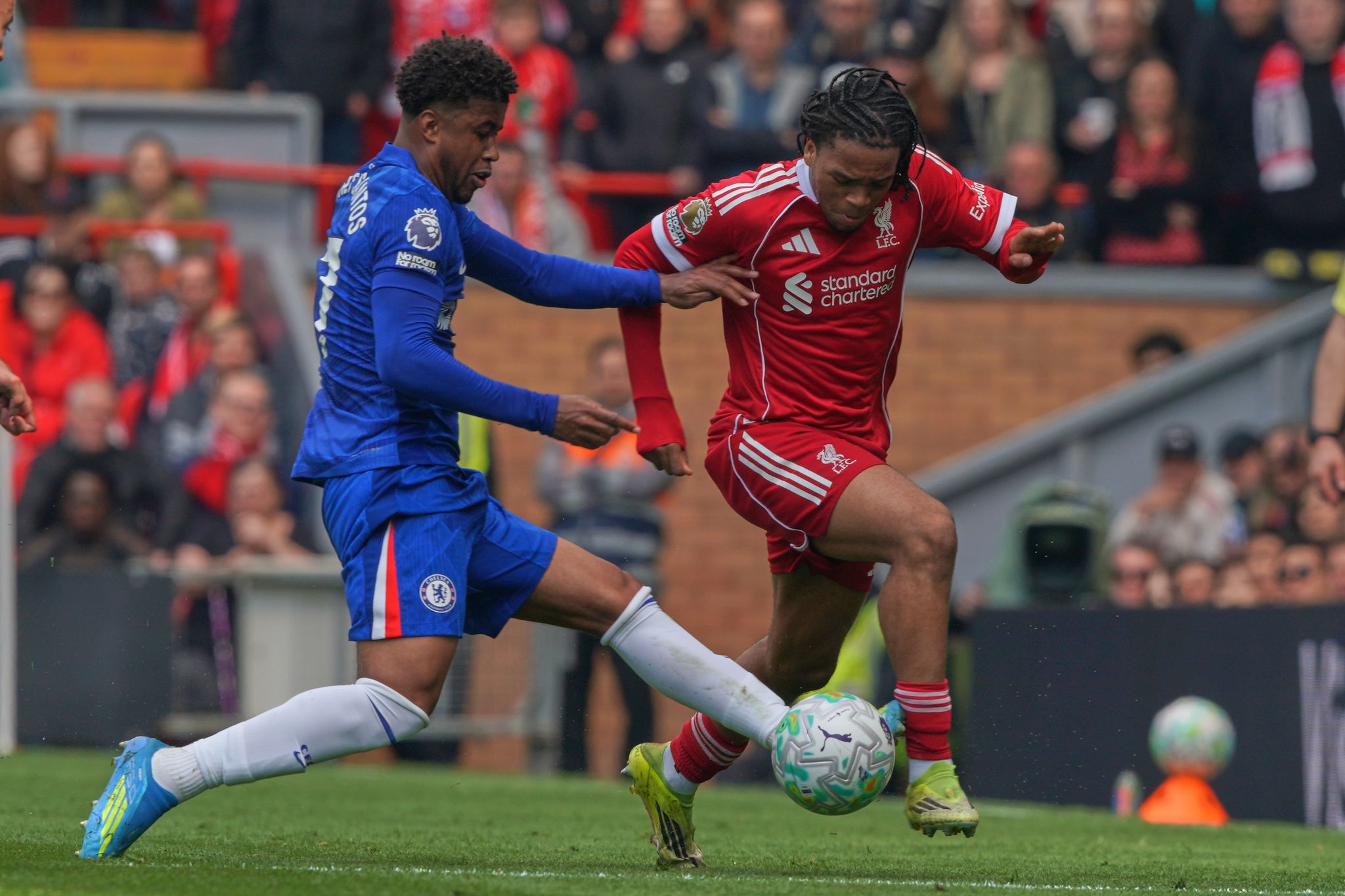 Liverpool se conforma con empate 1-1 ante Chelsea entre abucheos en Anfield