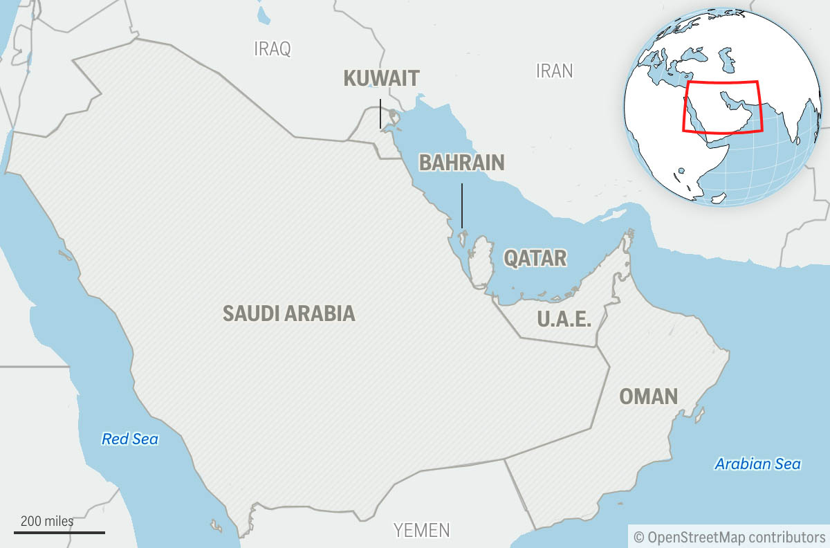 El ejército británico dice que un barco se incendió después de ser golpeado en la costa de Qatar