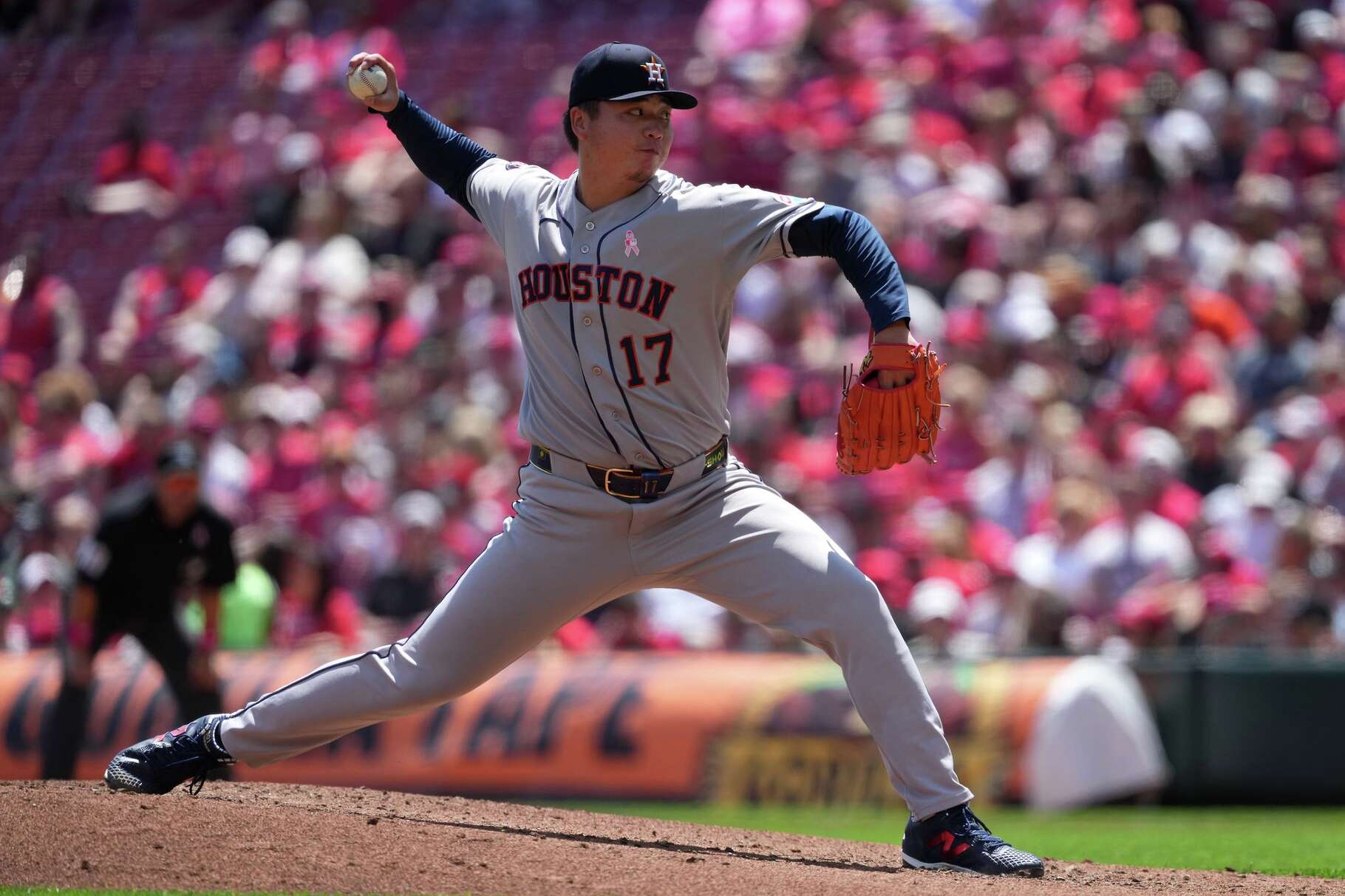 Houston Astros pitcher Kai-Wei Teng delivers during the third inning of a baseball game against the Cincinnati Reds, Sunday, May 10, 2026, in Cincinnati. (AP Photo/Kareem Elgazzar)