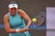 La estadounidense Jessica Pegula regresa una bola en el encuentro ante la suiza Rebeka Masarova en el Abierto de Italia el domingo 10 de mayo del 2026. (AP Foto/Andrew Medichini)