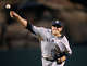 El lanzador de los Yankees de Nueva York, Carl Pavano, lanza contra los Angelinos de Los Ángeles en la primera entrada de un juego de béisbol en Anaheim, California, el 8 de septiembre de 2008.